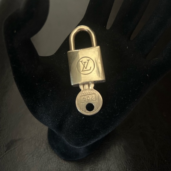 Louis Vuitton #206 series Lock & Key - Picture 8 of 8